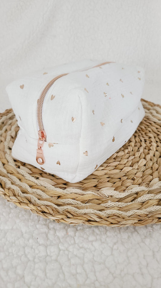 Trousse de toilette carré ou rectangulaire en double gaze blanche motif coeur