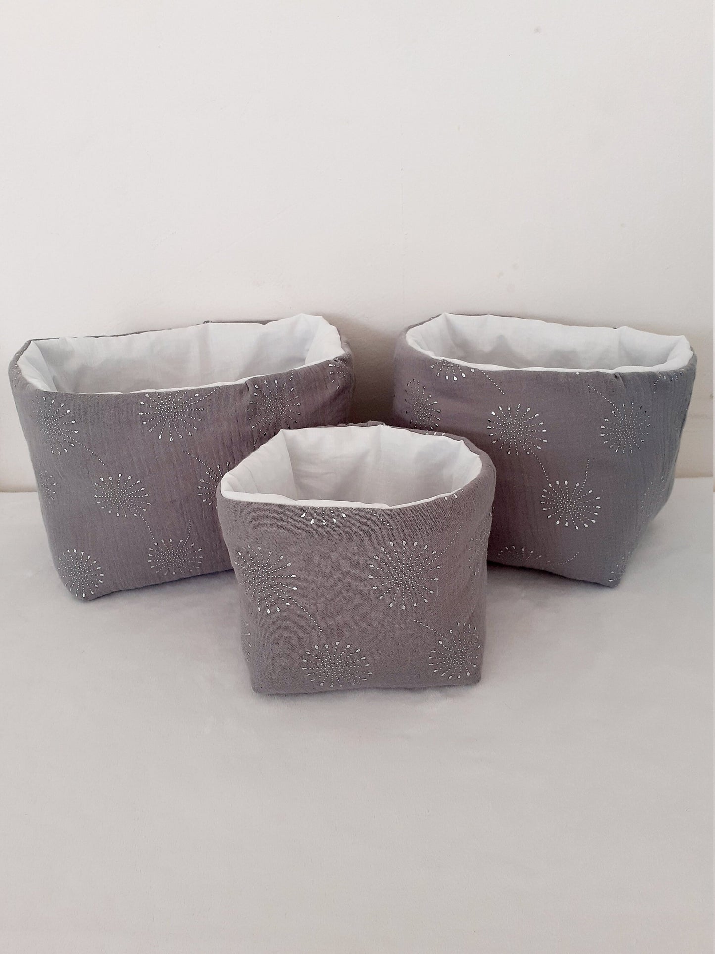 Panier en double gaze grise et fleurs en perles argentées