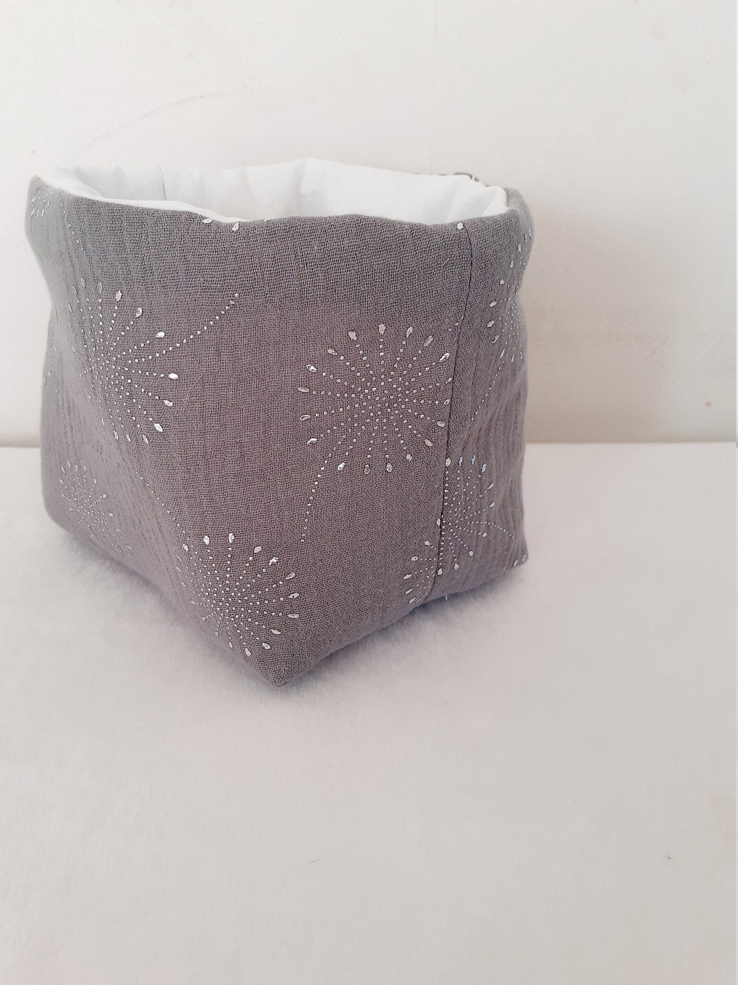 Panier en double gaze grise et fleurs en perles argentées